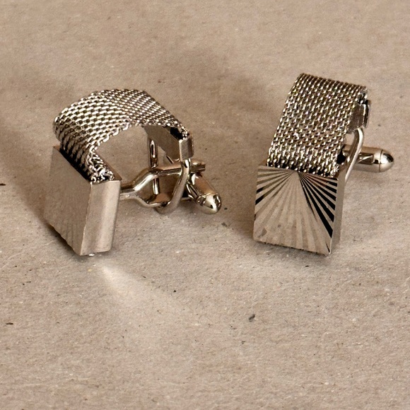 Silvertone Mesh Wrap Around Squared Starburst Cufflinks - Picture 2 of 15